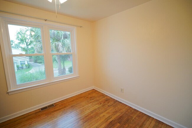 Building Photo - 212 W Osceola St