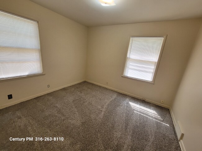 Building Photo - 244 N Fern St