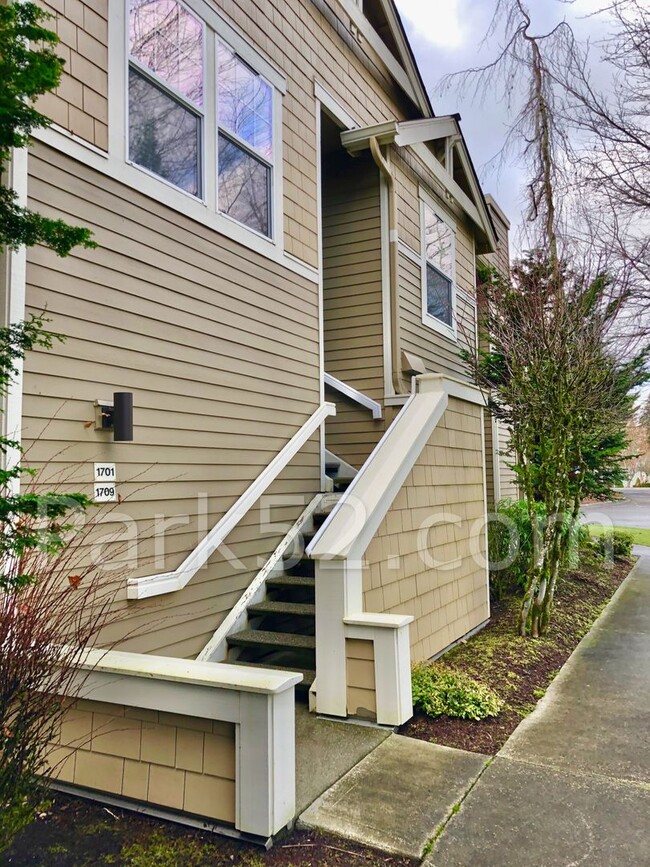 Building Photo - $500 Off 1st Full Month! 3 Bedroom Upper L...