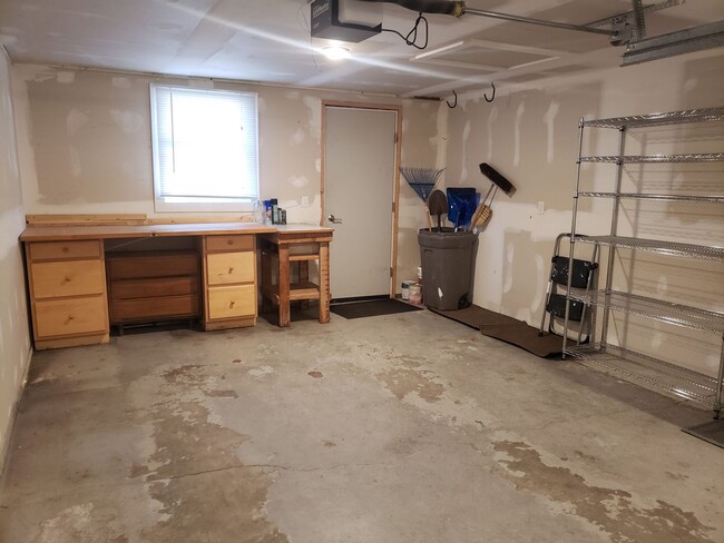 Building Photo - Recently Re-modeled 3 Bedroom Home!