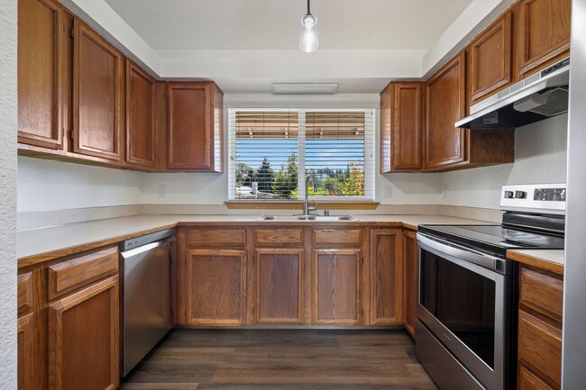Building Photo - Move in ready - 3 bedrooms, 2 bath rambler...
