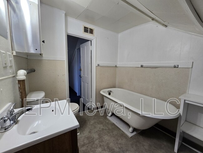 Building Photo - 1017 19th St SE