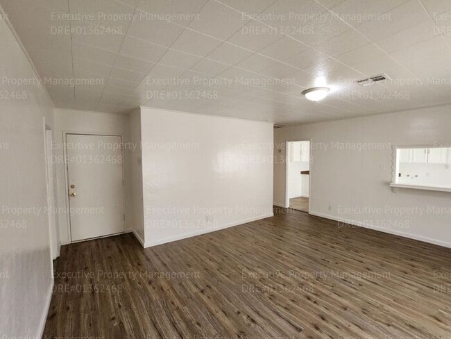 Building Photo - 4 bedroom/ 1 bathroom near schools, park, ...