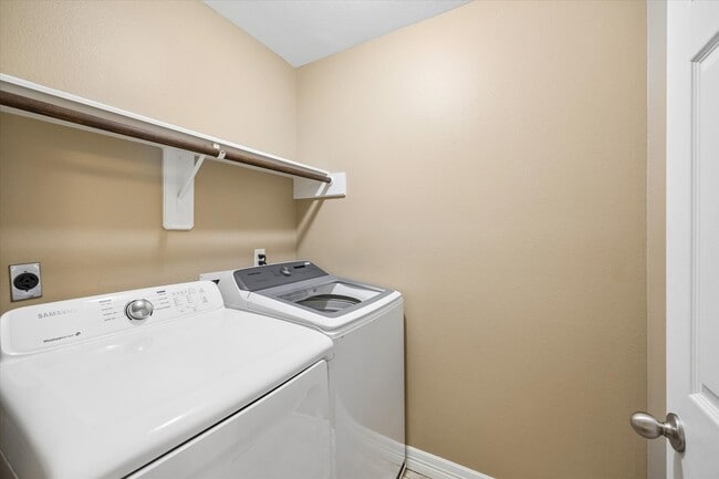 Building Photo - 9 E Willowood Ct