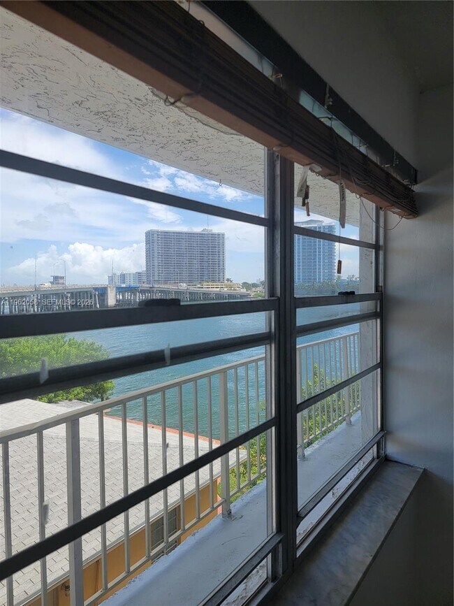 Building Photo - 2150 Bay Dr