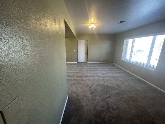 Building Photo - Spacious 6-Bed Oasis with Finished Basement & Cozy Fireplace.