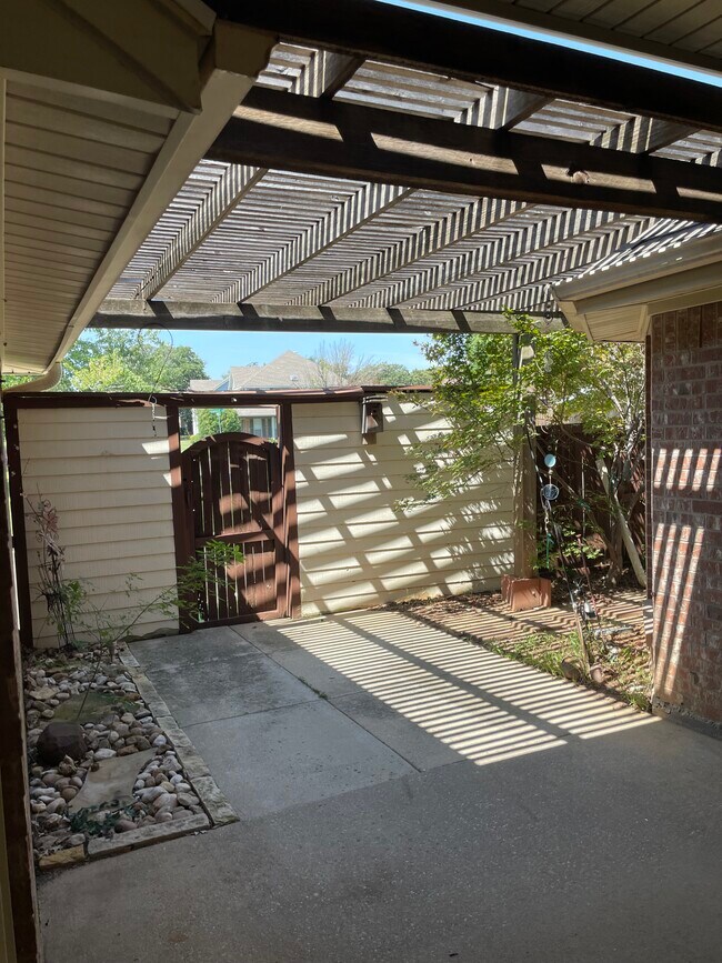 Building Photo - 3014 S Manor Ct