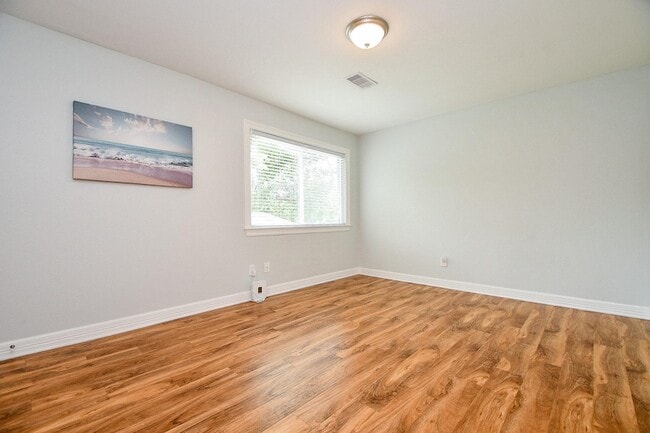 Building Photo - 707 Thistlewood Dr