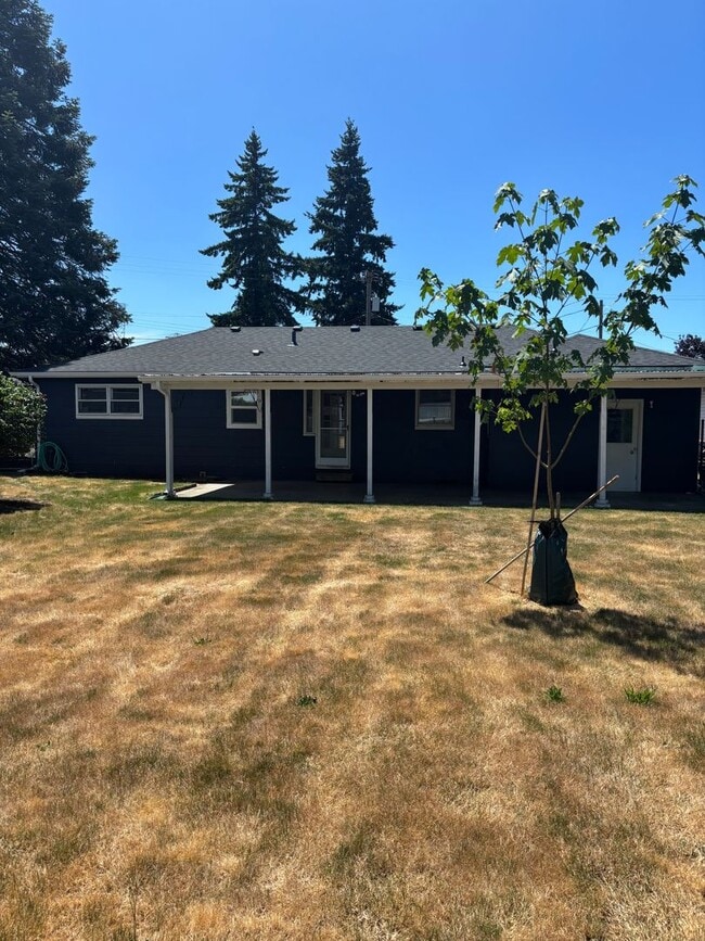 Building Photo - Single level 3 bedroom- Huge yard!