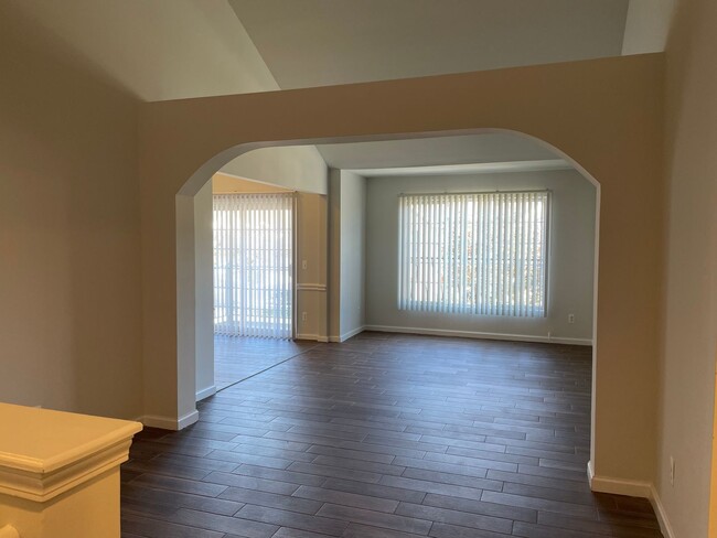 Building Photo - Shelby Twp 2-bedroom, 2-bath condo-style w...