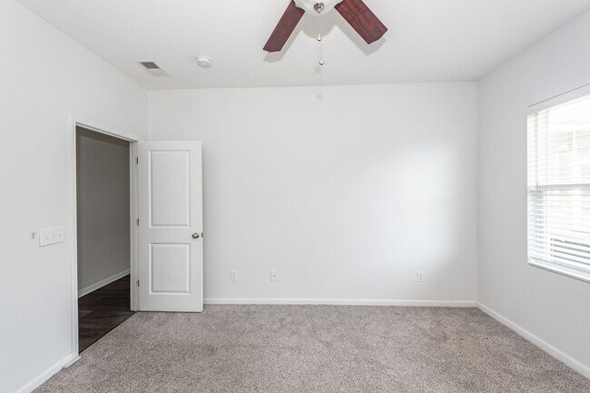 Building Photo - 5 Bedroom 3 Bath Home in Cane Bay Plantation - Summerville