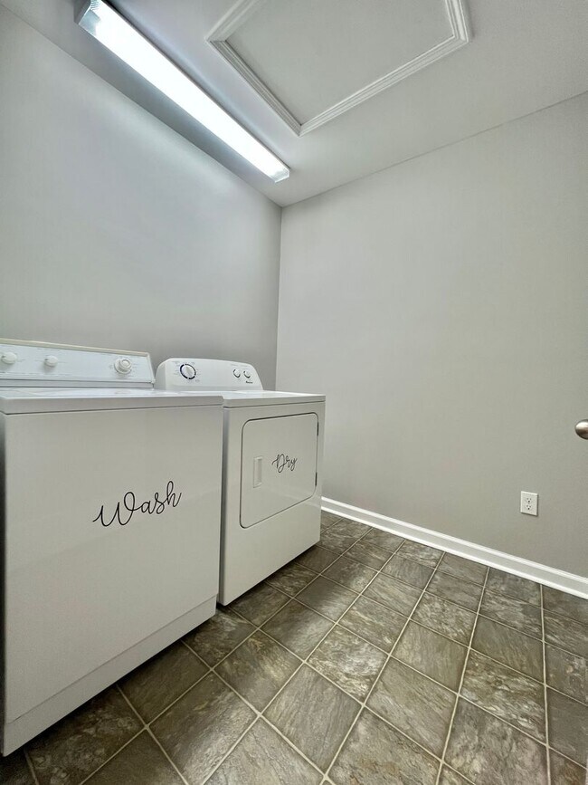 Building Photo - 4 Bed, 3 Bath w/ 2 Car Garage and Fenced Backyard