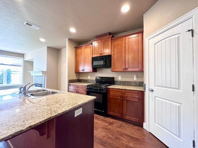 Building Photo - Modern 3 Bed/2.5 Bath with Double Car Garage Townhome in Sandy, OR!