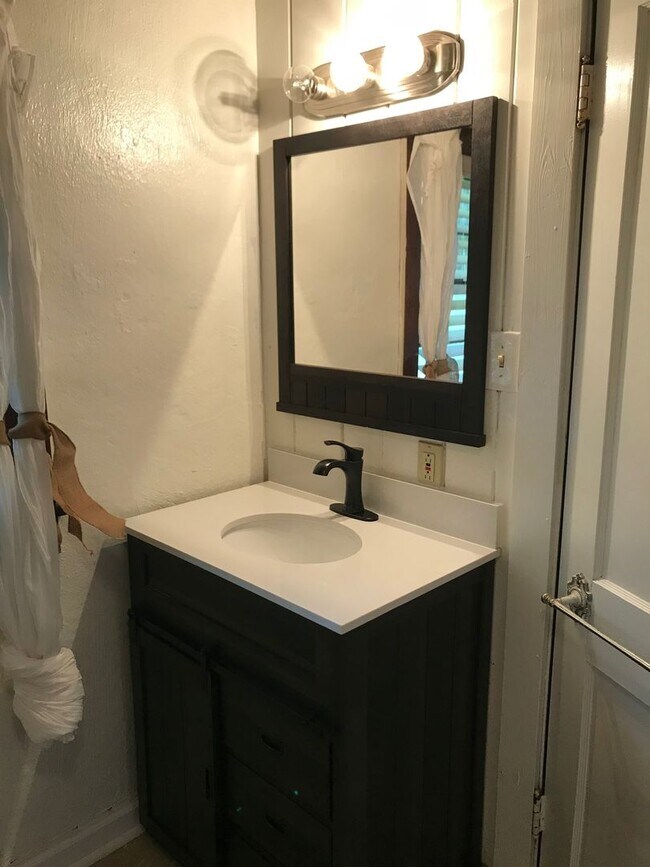 Building Photo - 2 Bedroom Charmer in Old Daphne