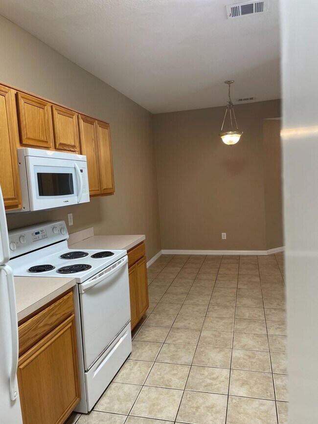 Building Photo - 991 Sierra Vista Ct