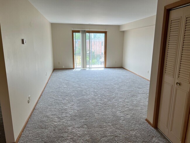 Building Photo - Cozy 2 Bedroom, 1 Bath Apartment with Balcony - Welcome Home!