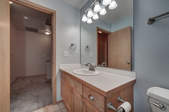 Building Photo - Spacious 3 bedroom townhome close to CK sc...