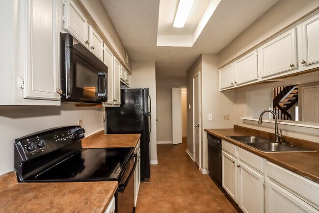 Building Photo - 16602 Quiet Trail Dr