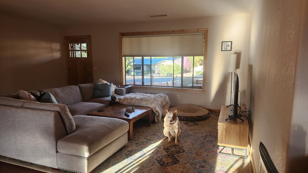 Living - 175 Creek Rock Rd