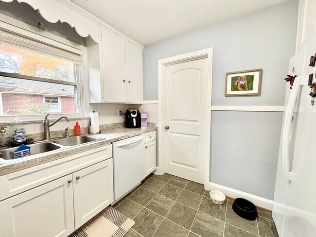 Building Photo - Cozy Home in Norfolk!