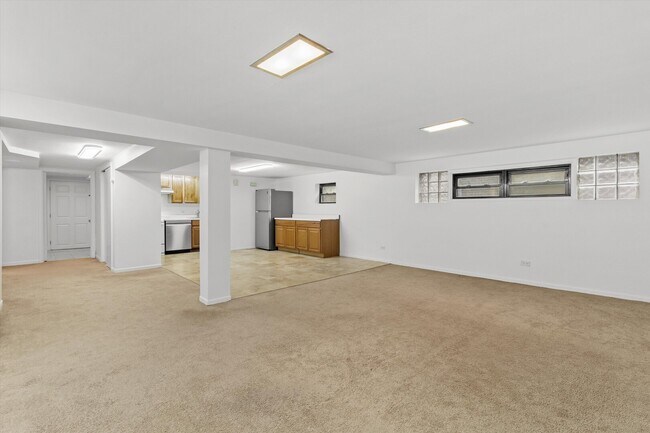 Building Photo - 2545 W Lunt Ave