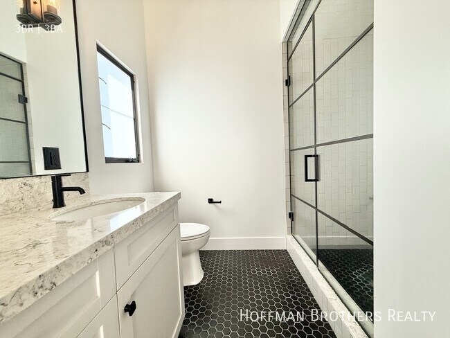 Building Photo - 1249 S Plymouth Blvd