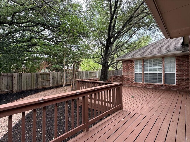 Building Photo - 10013 Valona Dr