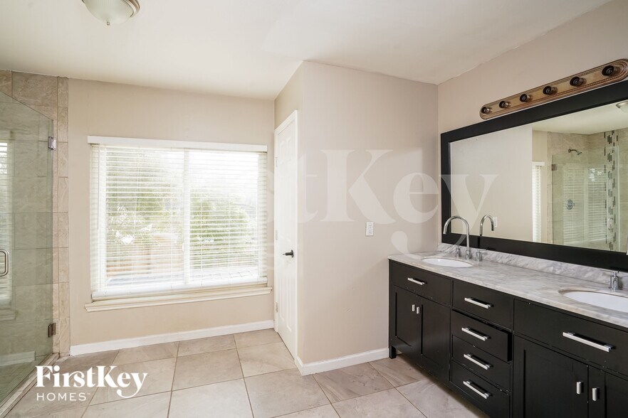 Building Photo - 12523 Mill Ridge Dr
