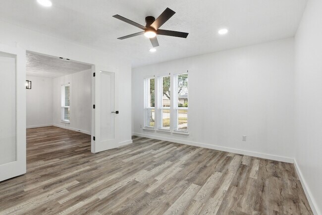 Building Photo - 2906 Colonial Dr