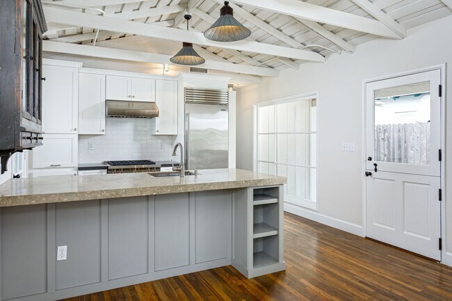 Building Photo - 502 Poinsettia Ave