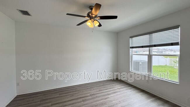 Building Photo - 484 Old Windsor Way