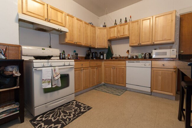 Building Photo - Sunny 2 Bed in Allston | Hardwood Floors | Dishwasher | 9/1
