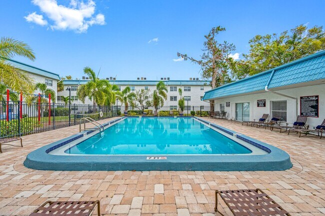 Building Photo - Spacious 2 Bed-1Bath apartment with Pool!