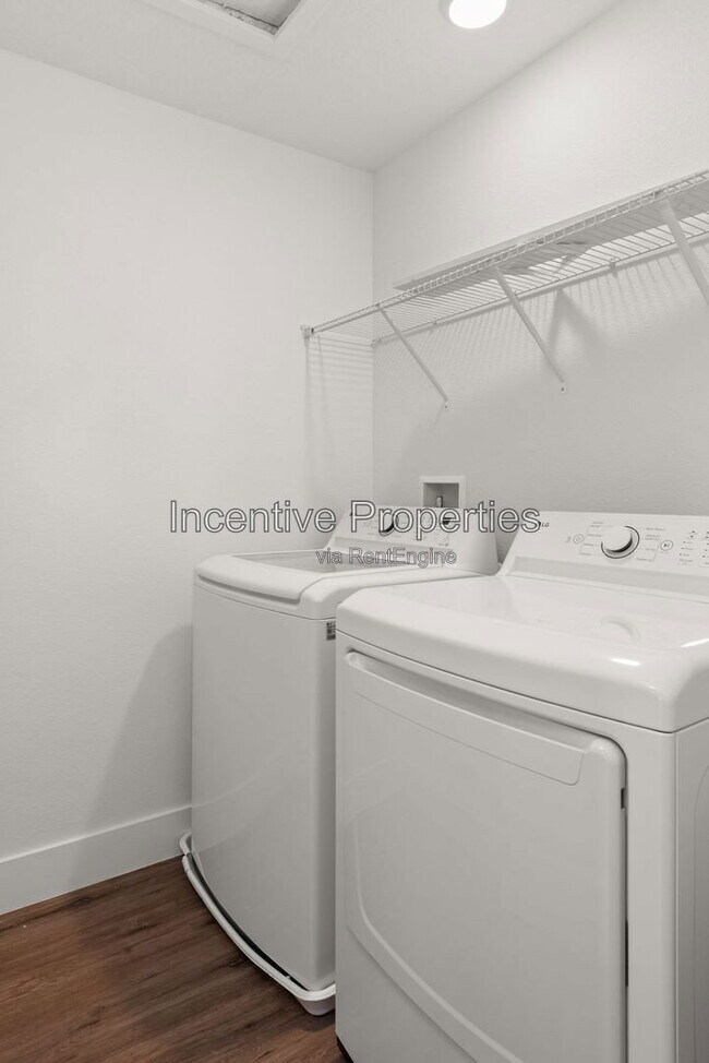 Building Photo - 558 S Grandview Ave