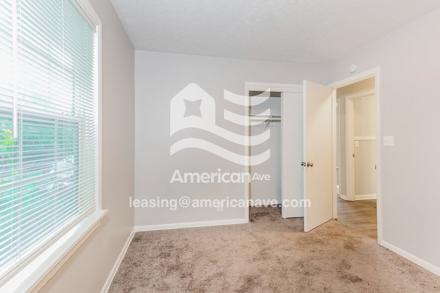 Building Photo - 1933 Dequincy St