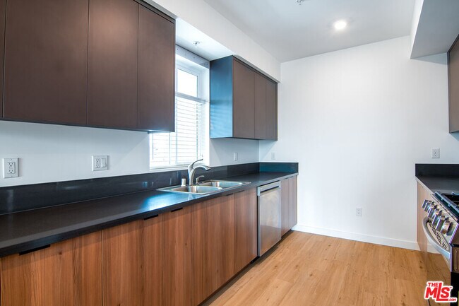 Building Photo - 14333 Sylvan St