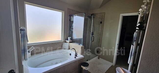 Building Photo - 7813 Cattlemen Dr