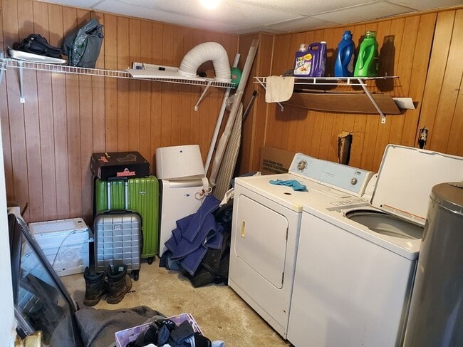 Building Photo - Updated 2 Bedroom  Townhouse
