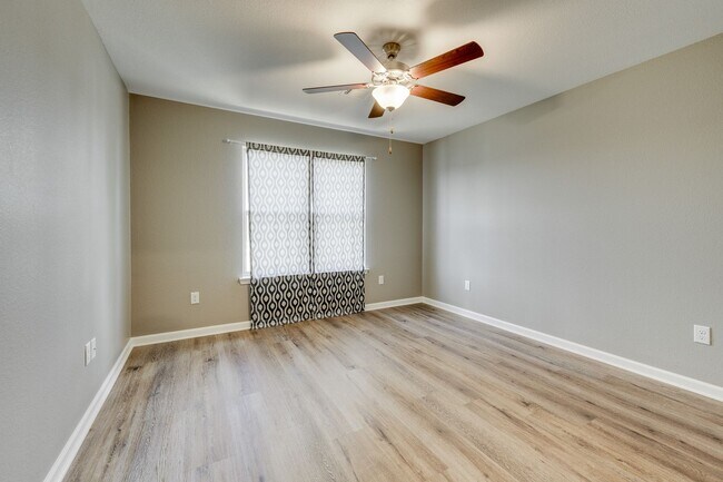 Building Photo - 2120 Shadow Falls Dr