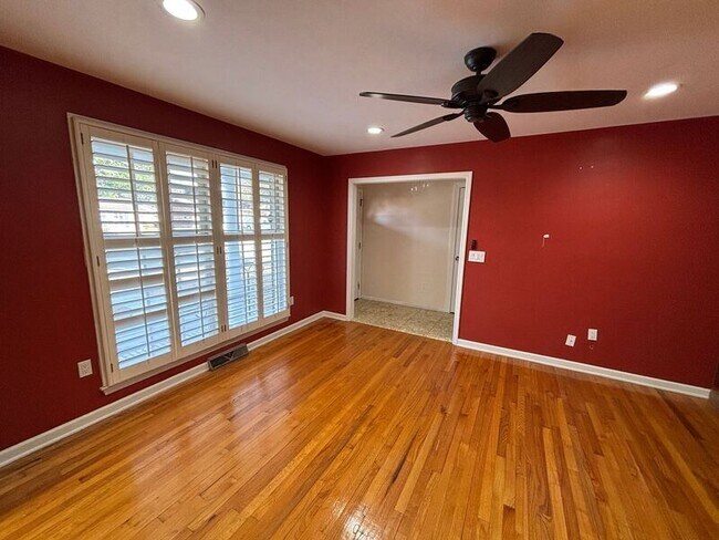 Building Photo - 5327 Chantilly Ln