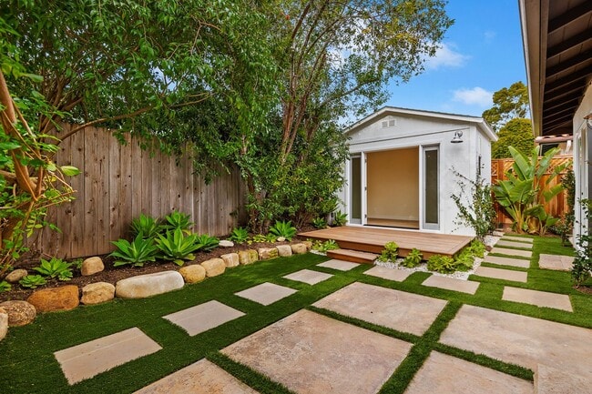 Building Photo - Welcome to this charming 2-bedroom, 1.5-ba...
