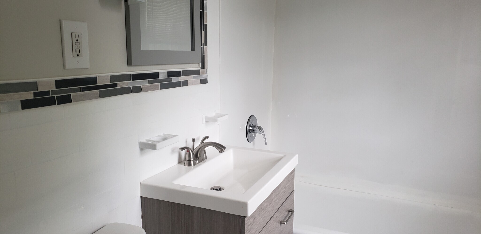 Building Photo - 54 Lambert St