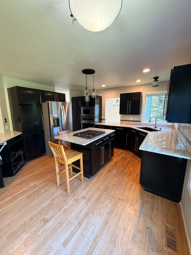 Building Photo - Beautiful Potter's Marsh Home!
