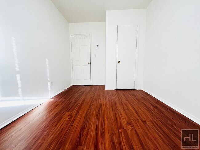 Building Photo - Your Charming & Spacious 3 Bed Apartment! ...