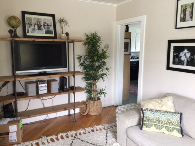 Building Photo - Adorable Two-bedroom Ballard Cottage