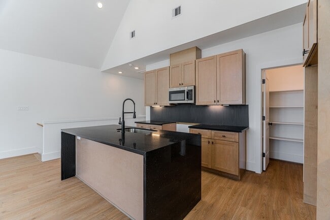 Building Photo - 7605 Victory Dr
