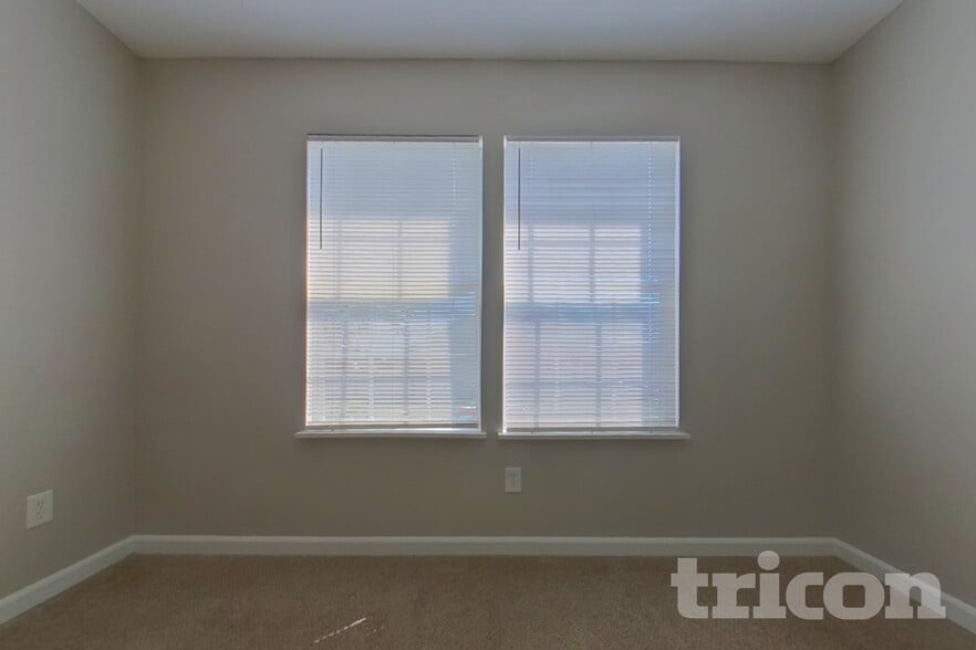Building Photo - 390 Fox Trot Dr