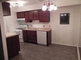 Building Photo - 125 Twin Oaks Dr