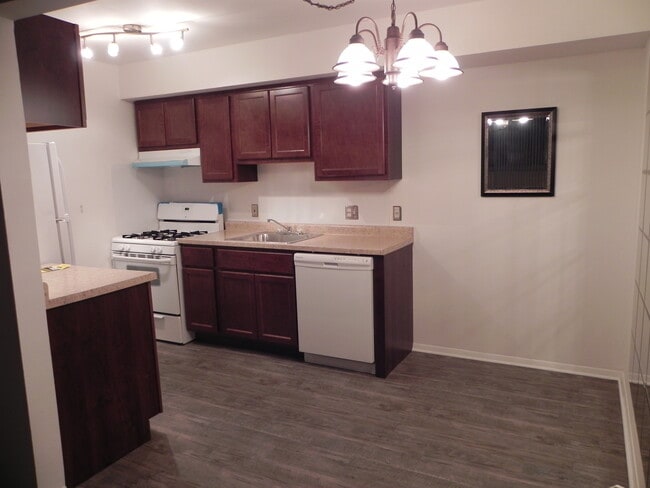 Building Photo - 125 Twin Oaks Dr