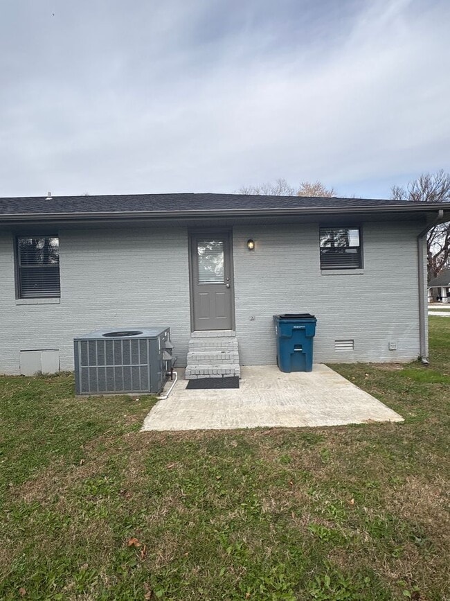 Building Photo - Freshly Renovated Duplex in Manchester!